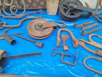Staré historické ,rustikálne, kované náradie a pomôcky. - 15