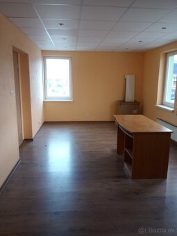 budova pri Tescu - 15