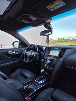 Infiniti QX70 S - 15