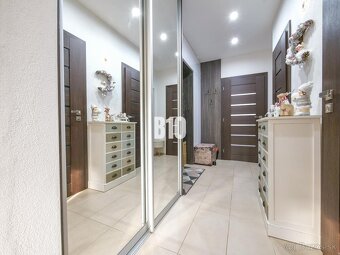 REZERVOVANÉ 2 a pol izbový byt s loggiou - zariadený - 61 m2 - 15