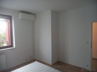 PONÚKAME NA DLHODOBÝ  PRENÁJOM 3-izbový byt s 80 m2 terasou - 15
