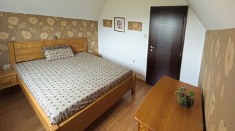 Ponúkame na predaj čiastočne zariadený 7 izbový dom, Bratisl - 15