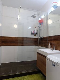 Prerobený 3-izbový byt v pokojnej zelenej časti Podbrezín - 15