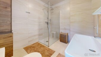 Výnimočný 6-izbový rodinný dom na pozemku 2 200 m² s veľkou  - 15