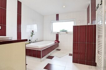 Krásny 5i RD s dvojgarážou, bazénom - TOP PROSTREDIE - 15