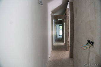 Rodinný dom s moderným vidieckym dizajnom - 15