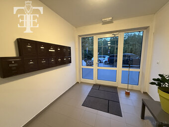 Prenájom 1 izbového bytu s vlastným parkovaním na sídlisku F - 15