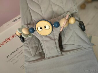 Babybjorn Lehátko Light Grey + hračka pastel - 15