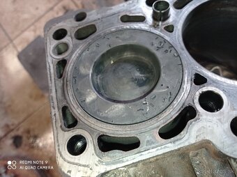 Hlava motora 2,0tdi 03L103373J V060 + vačky vahadla - 15