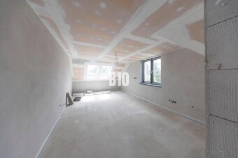 Priestranný rodinný dom s veľkým pozemkom v obci Dobrohošť - 15