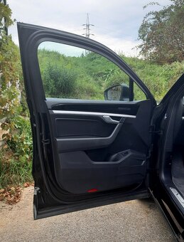 Predám  Volkswagen Touareg 3.0 V6 TDI SCR 4Motion Tiptronic - 15