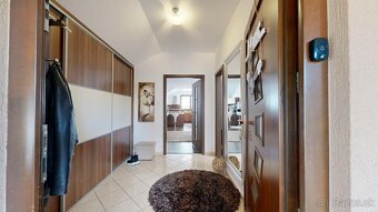 Priestranný dvojgeneračný dom po rekonštrukcii v srdci Chtel - 15