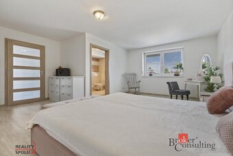 Veľký moderný rodinný dom v obľúbenej lokalite Jaroviec s mo - 15