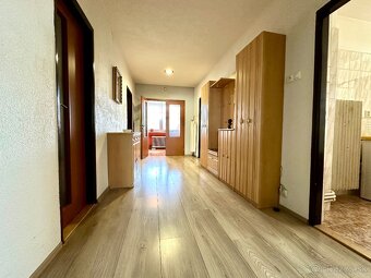 NA PREDAJ RODINNÝ DOM S GARÁŽOU - NADLICE - 15