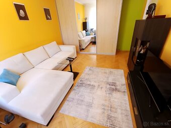 PREDAJ SLNEČNÝ A VEĽKÝ 3-IZBOVÝ BYT V CENTRE MESTA BB - 15