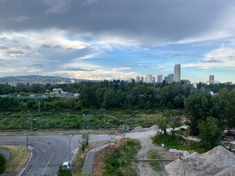Začiatok Petržalky - 2IB s klimatizáciou - 15
