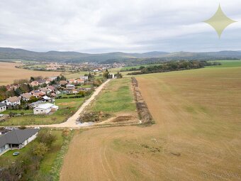 Exkluzívne na predaj nové stavebné pozemky s IS o veľkosti 8 - 15