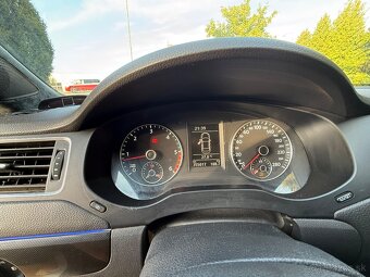 Volkswagen Jetta 1.6 TDI (2011) 🚗✨ - 15