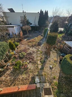 Dvojpodlažný rodinný dom v radovej zástavbe - „Mravenisko" - 15