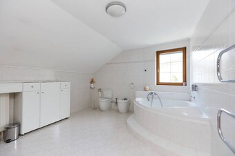 NA PREDAJ -MESTSKÁ 2- GENERAČNÁ VILA -TOPASOVÁ UL. - 15