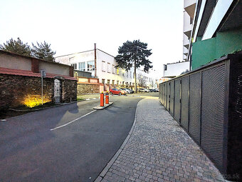 Prenájom 2 x VNÚTORNÉ parkovacie miesto blízko CENTRA mesta - 15