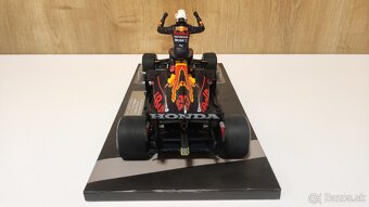 Max Verstappen 1:18 s figurkou - víťaz Monaco - 15