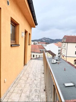 Prenájom nadštandardný veľkometrážny 2-izbový byt 95m2 v cen - 15