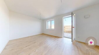 SKOLAUDOVANÝ A DO ŠTANDARDU DOKONČENÝ 4-IZBOVÝ RD S TEPEL. Č - 15