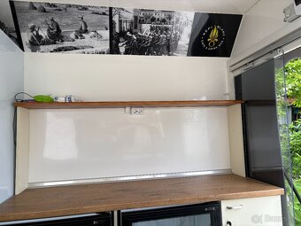 Mobilný nápojový food truck s výčapmi, chladiacimi vitrínami - 15