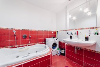 Priestranný 2 izbový byt - s veľkoformátovími oknami - 15