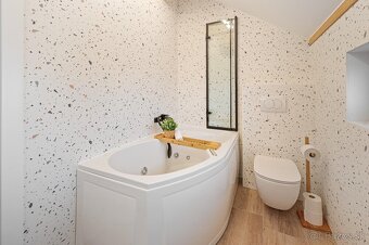 ŠTÝLOVÁ REZIDENCIA V BLÍZKOSTI JAZERA, UZAVRETÝ AREÁL VOJKA - 15
