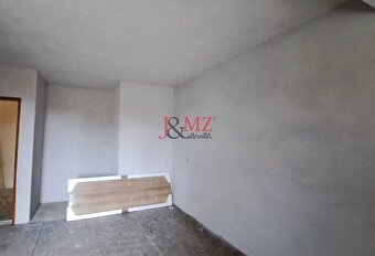 Stavba 122 m2 a drevená chata, pozemok 2.600 m2, Levice (SM- - 15