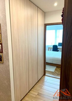 Na predaj krásny zrekonštruovaný 3 izb.byt s dvoma balkónmi  - 15