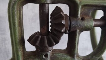 Obrovský mlýnek na kávu s rumapalem. IDEAL D.R.G.M. - 15