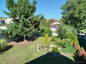 Pekný dom na slnečnom pozemku s bazénom a jazierkom - 15