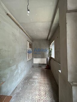 Starší tehlový dom vo výbornom stave s garážou a terasou vo  - 15