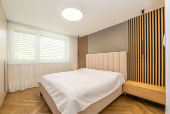 Dizajnový 3-izbový byt kompletne zariadený s garážou - 15