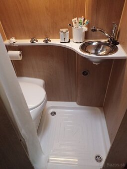 Zánovná vestavba obytné auto karavan L4H3 pre 4 osoby - 15