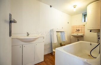 MALEBNÝ SEDLIACKY DOM V HORNÝCH OREŠANOCH S POZEMKOM 557m2 - 15