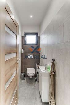 Moderný 5-izbový rodinný dom + bazén, altánok, záhrada | Veľ - 15