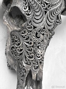 Obrovská šedá vyrezávaná lebka Vodného Bývola - motív Badong - 15