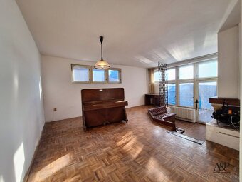 NA PREDAJ 5 IZBOVÝ RODINNÝ DOM S 2 GARÁŽAMI, 739 M2, STRÁŽNI - 15