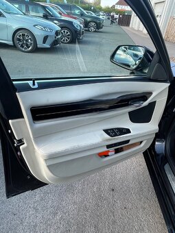 Predám BMW 740d 3.0 Twinturbo 4x4 230 kW v ciernej perle - 15