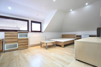 Dvojgeneračný rodinný dom v centre Malinova - 15