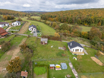 Exkluzívne iba u nás na predaj stavebný pozemok 1251m2 , Bre - 15