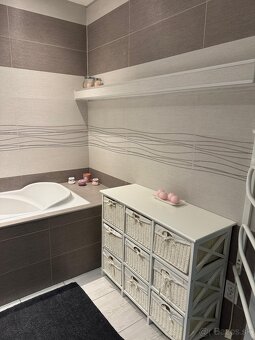 3-IZBOVÝ BYT S LOGGIOU S VÝHĽADOM NA MARTNSKÉ HOLE - 15