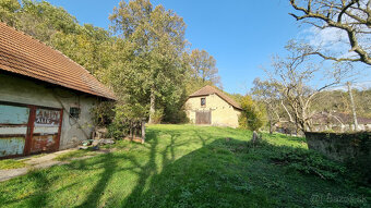 NA POLOSAMOTE RODINNÝ DOM, STODOLA a POZEMOK 4273 m2 PRIETRŽ - 15