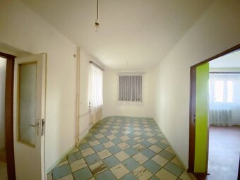 4 izbový poschodový rodinný dom s pozemkom 859 m2 v obci Lok - 15