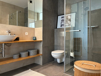 Veľmi pekný a priestranný 2 izb. byt vo výbornej lokalite - 15