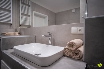 Priestranný 7 izbový rodinný dom v srdci starej Dúbravky - 15